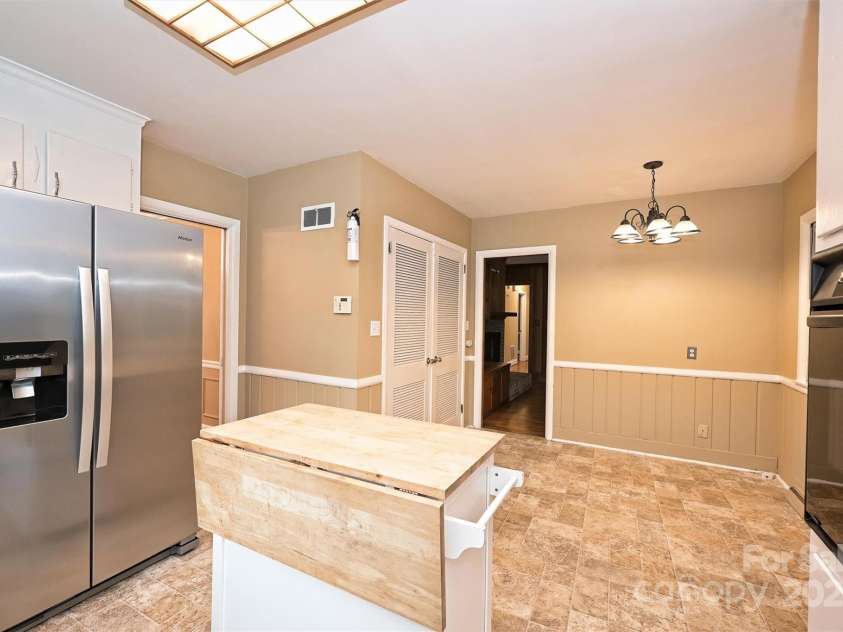 1961 Runnymede Lane, Charlotte, NC 28211.  MLS# CAR4265573, YatesRealty ID 23458. Kitchen