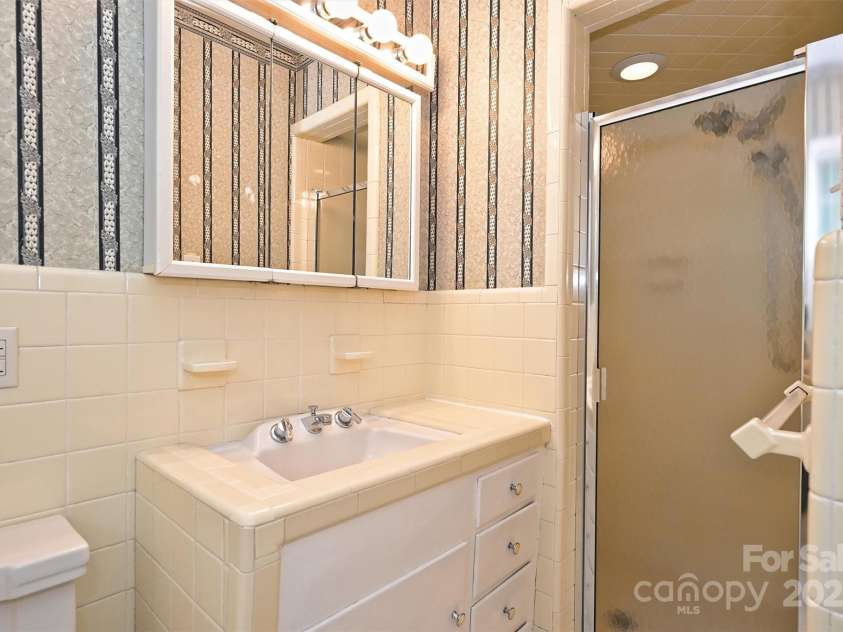 1961 Runnymede Lane, Charlotte, NC 28211.  MLS# CAR4265573, YatesRealty ID 23458. Primary Bath