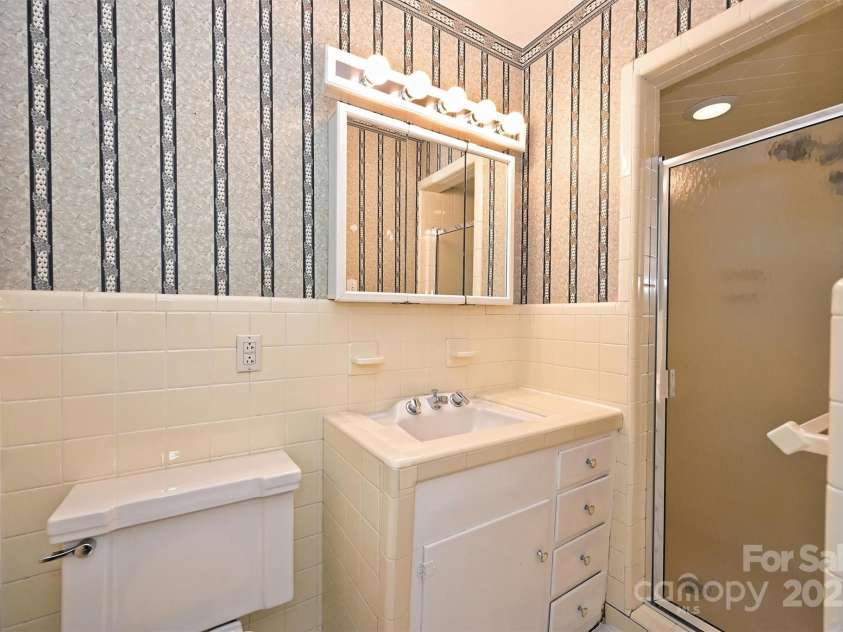 1961 Runnymede Lane, Charlotte, NC 28211.  MLS# CAR4265573, YatesRealty ID 23458. Primary Bath