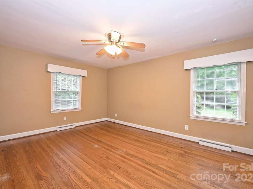 1961 Runnymede Lane, Charlotte, NC 28211.  MLS# CAR4265573, YatesRealty ID 23458. Primary Bedroom