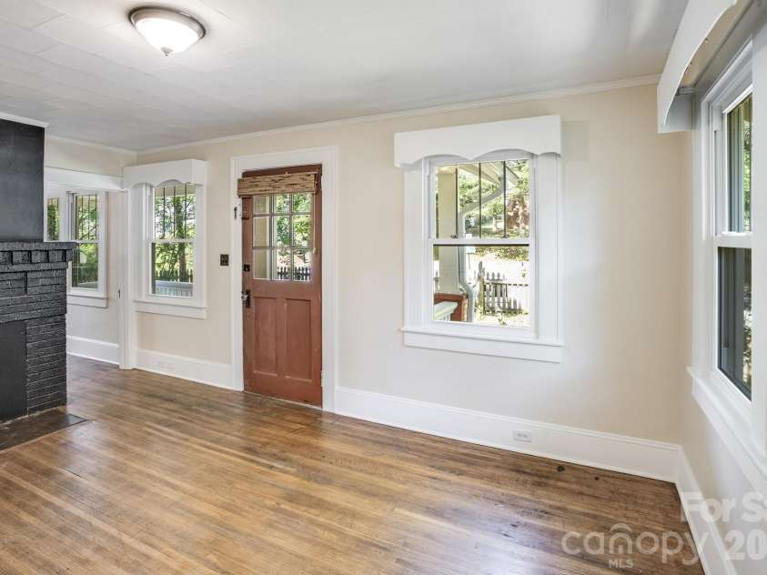 32 Swannanoa Avenue, Asheville, NC 28806.  MLS# CAR4365833, YatesRealty ID 23460. 