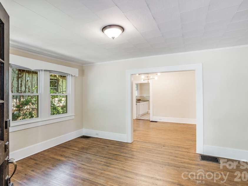 32 Swannanoa Avenue, Asheville, NC 28806.  MLS# CAR4365833, YatesRealty ID 23460. 