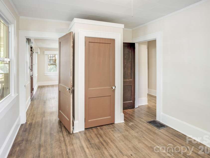 32 Swannanoa Avenue, Asheville, NC 28806.  MLS# CAR4365833, YatesRealty ID 23460. 