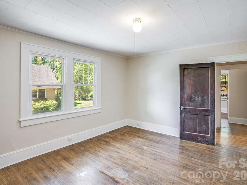 32 Swannanoa Avenue, Asheville, NC 28806.  MLS# CAR4365833, YatesRealty ID 23460. 