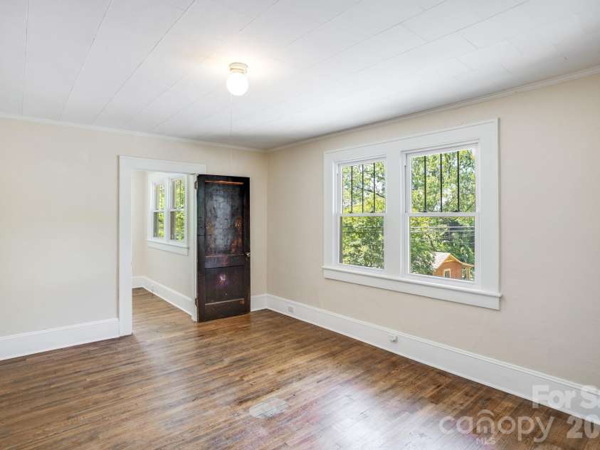 32 Swannanoa Avenue, Asheville, NC 28806.  MLS# CAR4365833, YatesRealty ID 23460. 