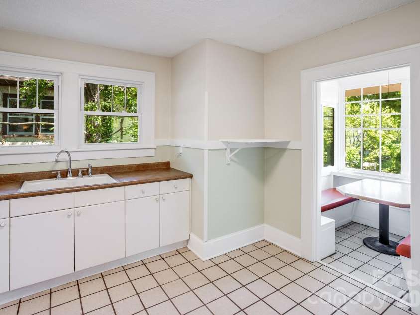 32 Swannanoa Avenue, Asheville, NC 28806.  MLS# CAR4365833, YatesRealty ID 23460. 