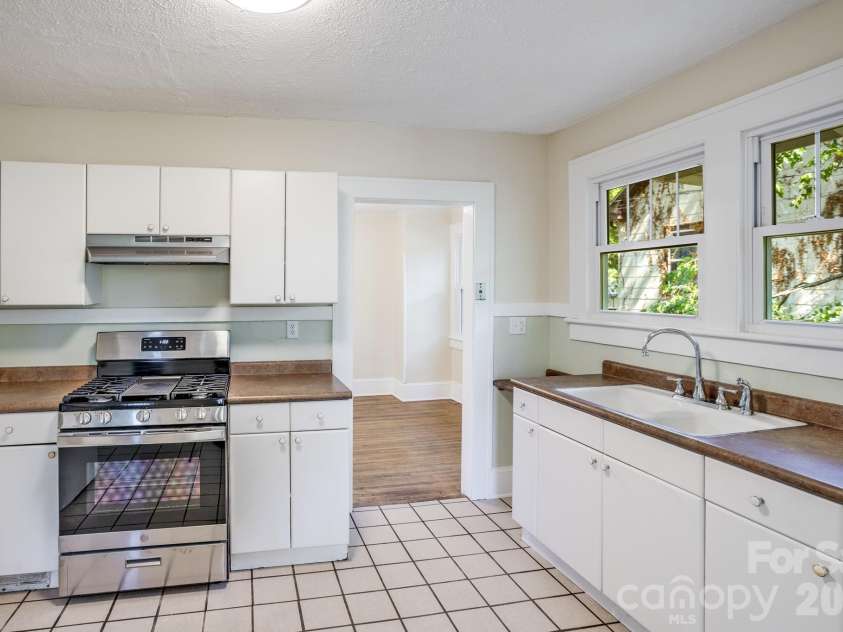 32 Swannanoa Avenue, Asheville, NC 28806.  MLS# CAR4365833, YatesRealty ID 23460. 