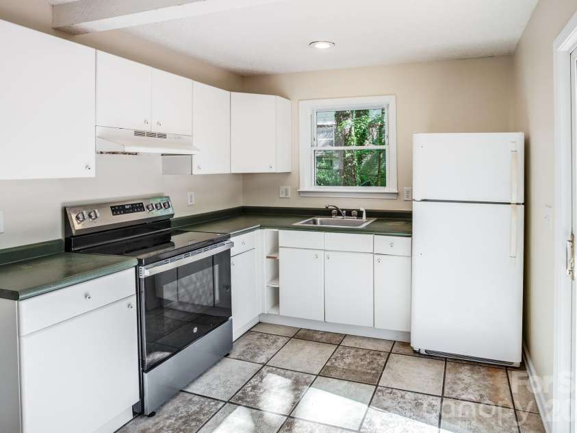 32 Swannanoa Avenue, Asheville, NC 28806.  MLS# CAR4365833, YatesRealty ID 23460. Kitchen