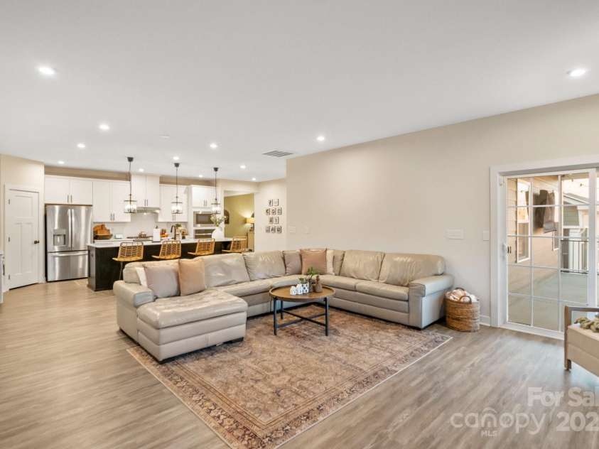 5066 Summer Surprise Lane, Charlotte, NC 28215.  MLS# CAR4306969, YatesRealty ID 23461. 