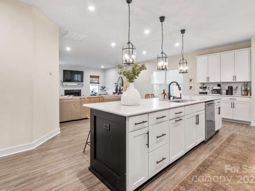 5066 Summer Surprise Lane, Charlotte, NC 28215.  MLS# CAR4306969, YatesRealty ID 23461. 