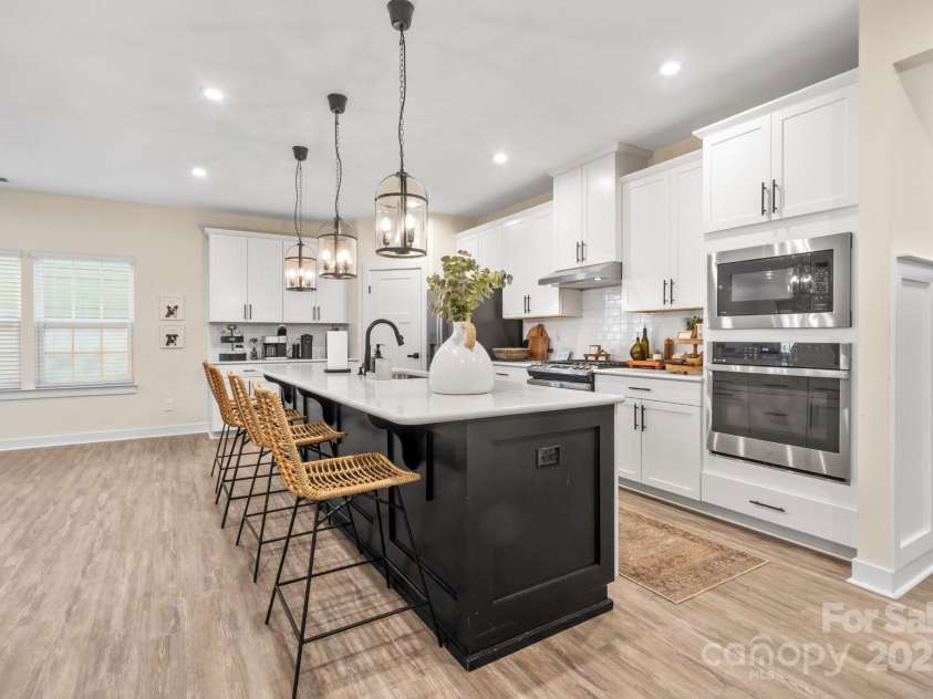 5066 Summer Surprise Lane, Charlotte, NC 28215.  MLS# CAR4306969, YatesRealty ID 23461. 