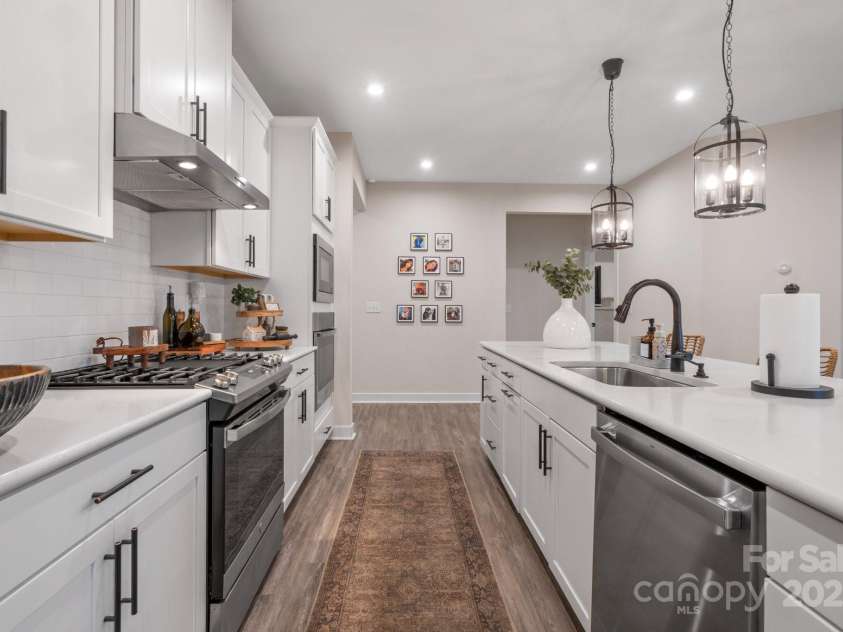 5066 Summer Surprise Lane, Charlotte, NC 28215.  MLS# CAR4306969, YatesRealty ID 23461. 