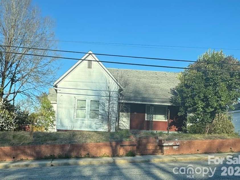 107 Market Street, Lancaster, SC 29720.  MLS# CAR4362041, YatesRealty ID 23464. 