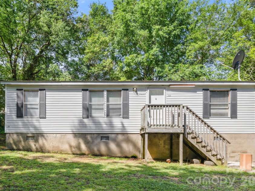 107 Market Street, Lancaster, SC 29720.  MLS# CAR4362041, YatesRealty ID 23464. 