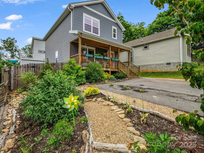 725 Center Street, Asheville, NC 28803.  MLS# CAR4262611, YatesRealty ID 23464. 