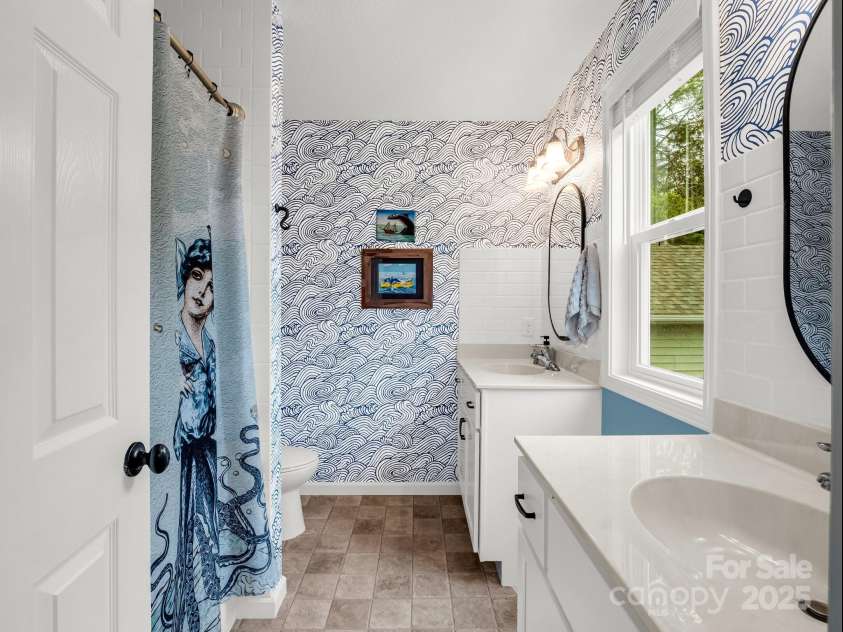 725 Center Street, Asheville, NC 28803.  MLS# CAR4262611, YatesRealty ID 23464. Primary BR En-Suite Bath