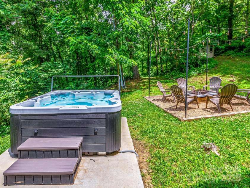 202 Mostert Drive, Asheville, NC 28804.  MLS# CAR4271515, YatesRealty ID 23465. 