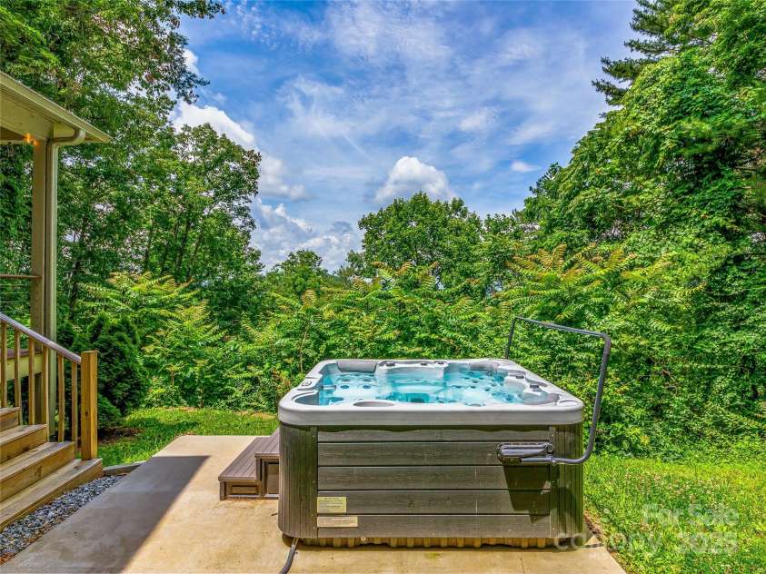 202 Mostert Drive, Asheville, NC 28804.  MLS# CAR4271515, YatesRealty ID 23465. 