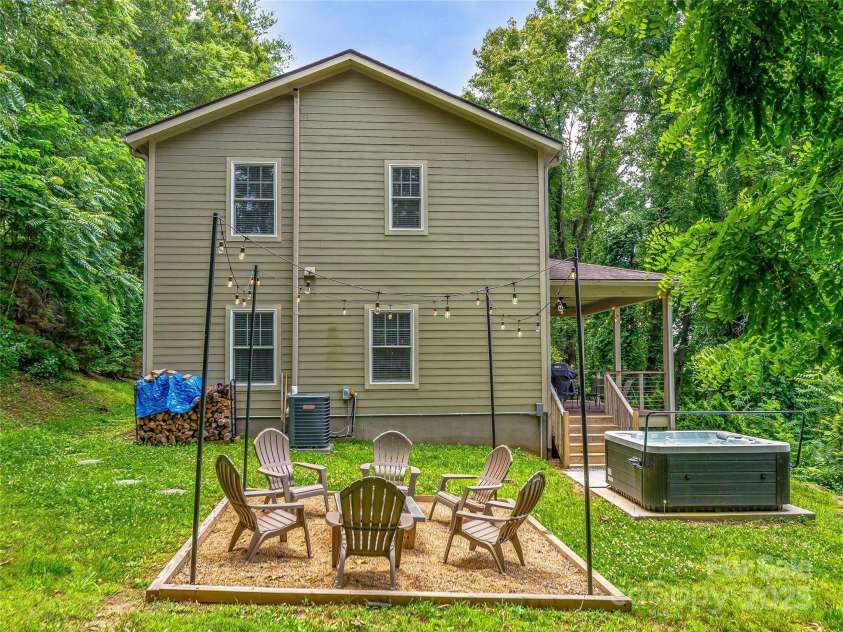 202 Mostert Drive, Asheville, NC 28804.  MLS# CAR4271515, YatesRealty ID 23465. 