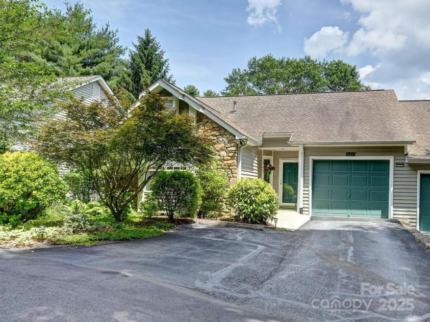 621 Park Place, Hendersonville, NC 28791.  MLS# CAR4275614, YatesRealty ID 23466. 