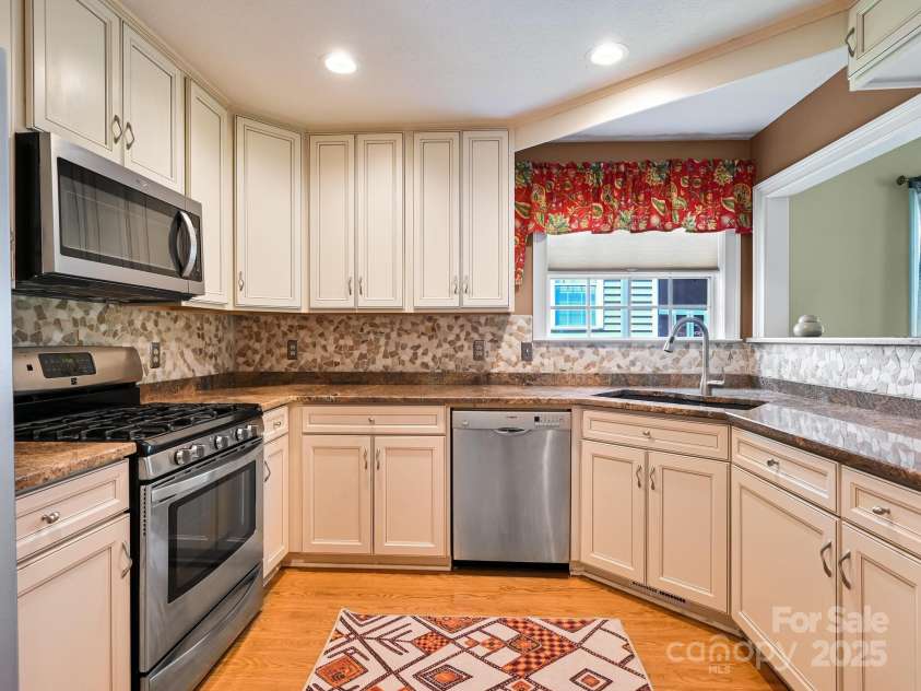 621 Park Place, Hendersonville, NC 28791.  MLS# CAR4275614, YatesRealty ID 23466. 