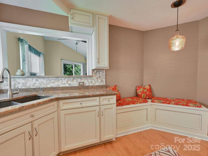621 Park Place, Hendersonville, NC 28791.  MLS# CAR4275614, YatesRealty ID 23466. 