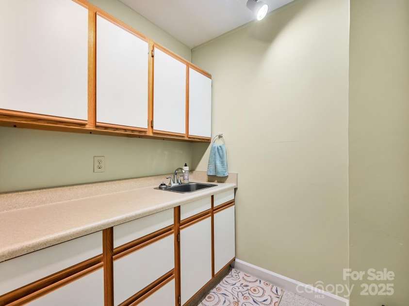 621 Park Place, Hendersonville, NC 28791.  MLS# CAR4275614, YatesRealty ID 23466. 