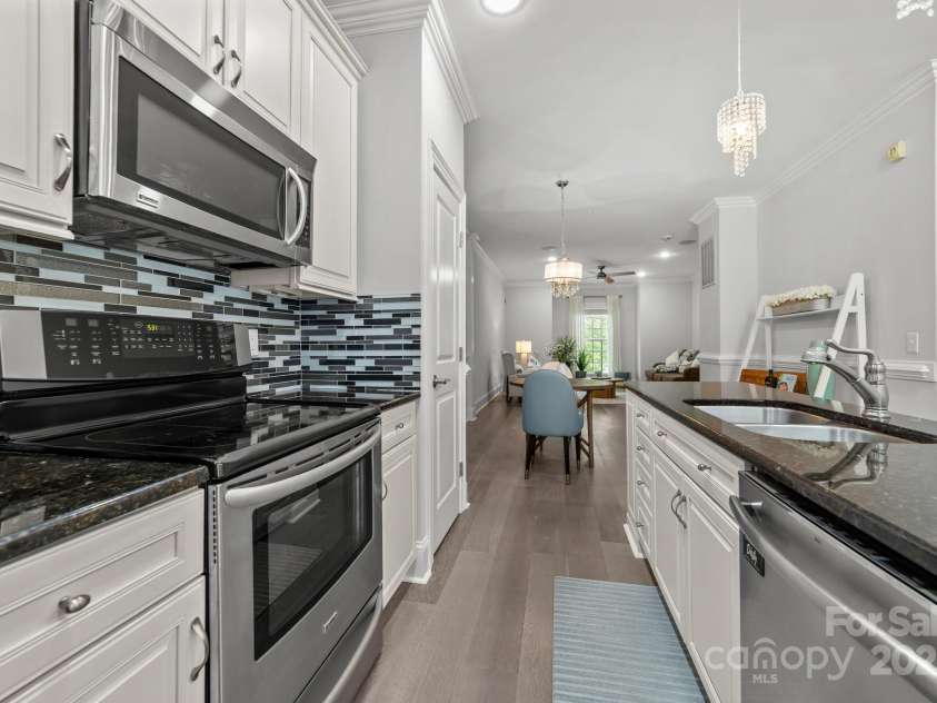 606 Bellemeade Street, Greensboro, NC 27401.  MLS# CAR4277074, YatesRealty ID 23469. 