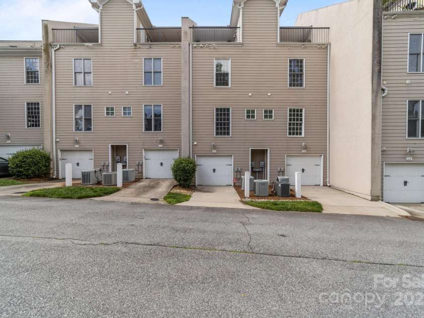 606 Bellemeade Street, Greensboro, NC 27401.  MLS# CAR4277074, YatesRealty ID 23469. 