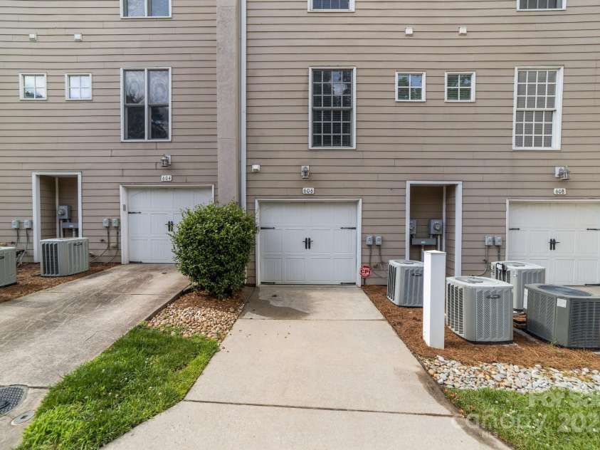 606 Bellemeade Street, Greensboro, NC 27401.  MLS# CAR4277074, YatesRealty ID 23469. 