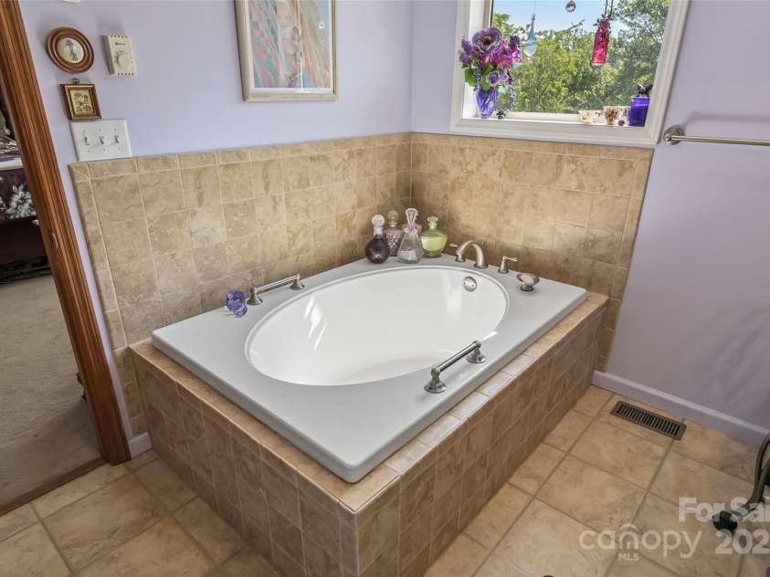 860 Asbury Road, Candler, NC 28715.  MLS# CAR4275726, YatesRealty ID 23471. Primary Soaking Tub