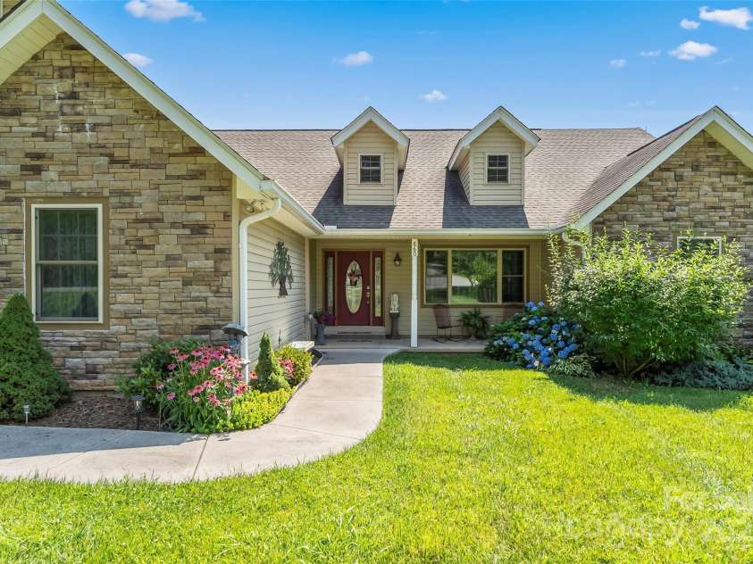 860 Asbury Road, Candler, NC 28715.  MLS# CAR4275726, YatesRealty ID 23471. Welcome Home to 860 Asbury Road