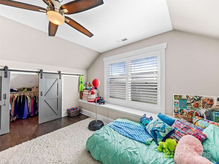 68 Bungalow Way, Brevard, NC 28712.  MLS# CAR4275449, YatesRealty ID 23473. 