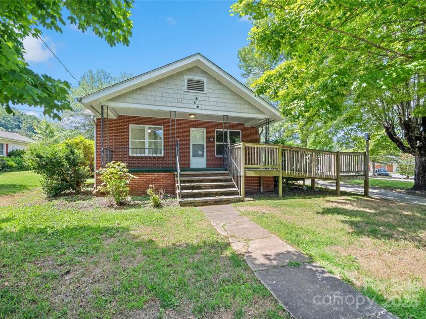 205 Hazelwood Avenue, Waynesville, NC 28786.  MLS# CAR4274763, YatesRealty ID 23475. 