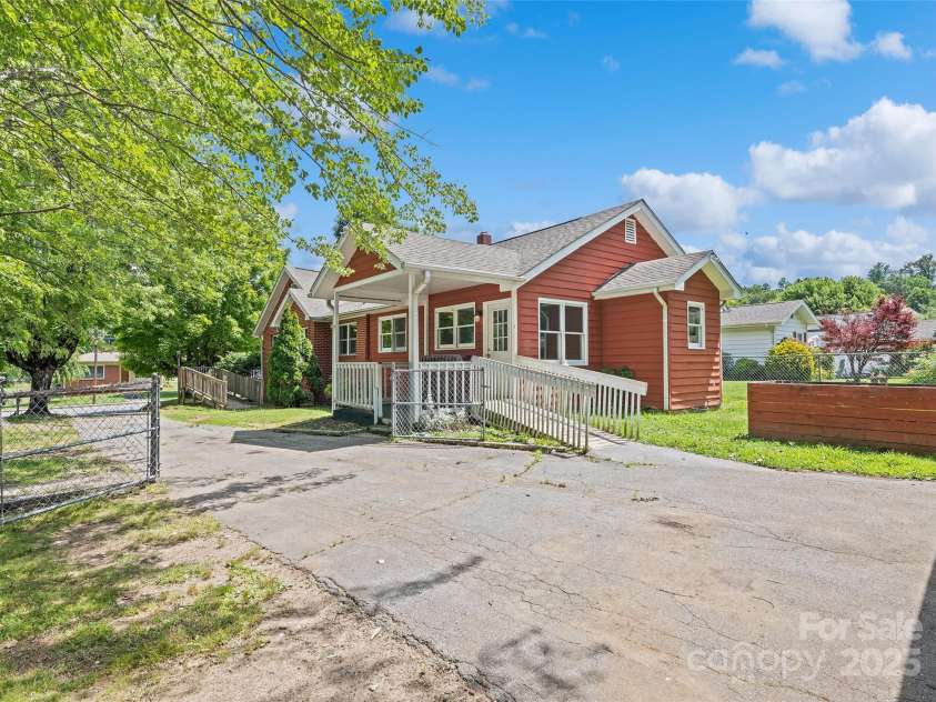 205 Hazelwood Avenue, Waynesville, NC 28786.  MLS# CAR4274763, YatesRealty ID 23475. 