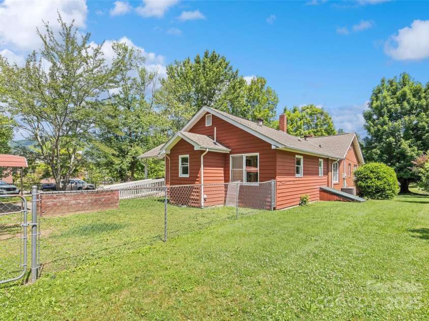 205 Hazelwood Avenue, Waynesville, NC 28786.  MLS# CAR4274763, YatesRealty ID 23475. 