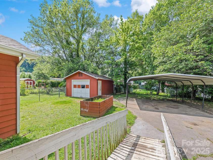 205 Hazelwood Avenue, Waynesville, NC 28786.  MLS# CAR4274763, YatesRealty ID 23475. 