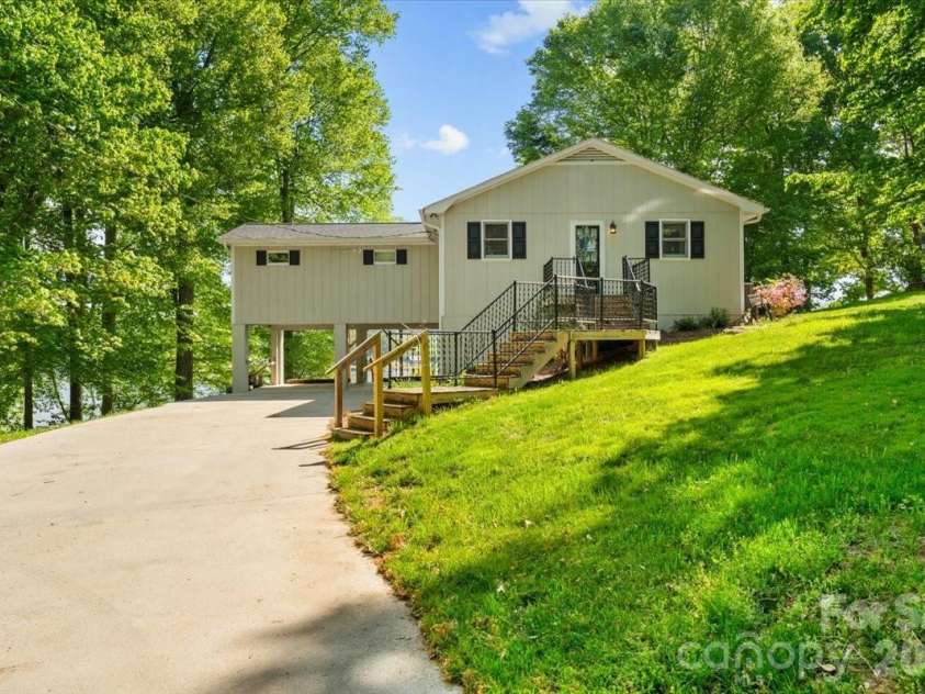 330 Hillview Drive, Lexington, NC 27292.  MLS# CAR4372333, YatesRealty ID 23479. 