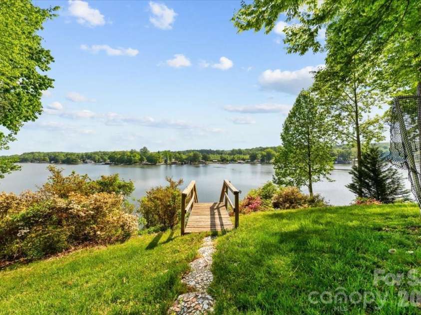 330 Hillview Drive, Lexington, NC 27292.  MLS# CAR4372333, YatesRealty ID 23479. 