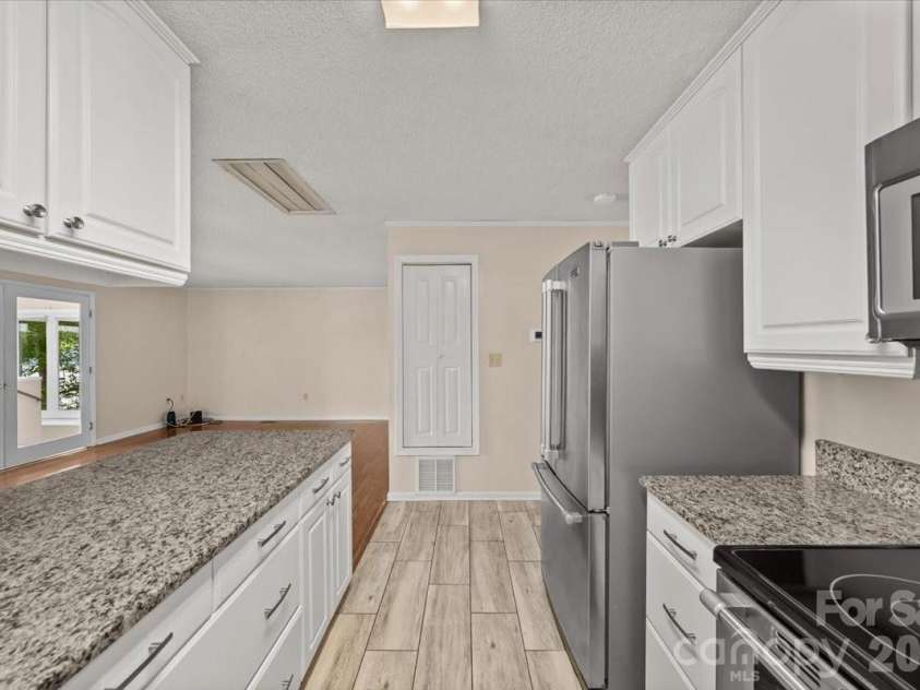 330 Hillview Drive, Lexington, NC 27292.  MLS# CAR4372333, YatesRealty ID 23479. 