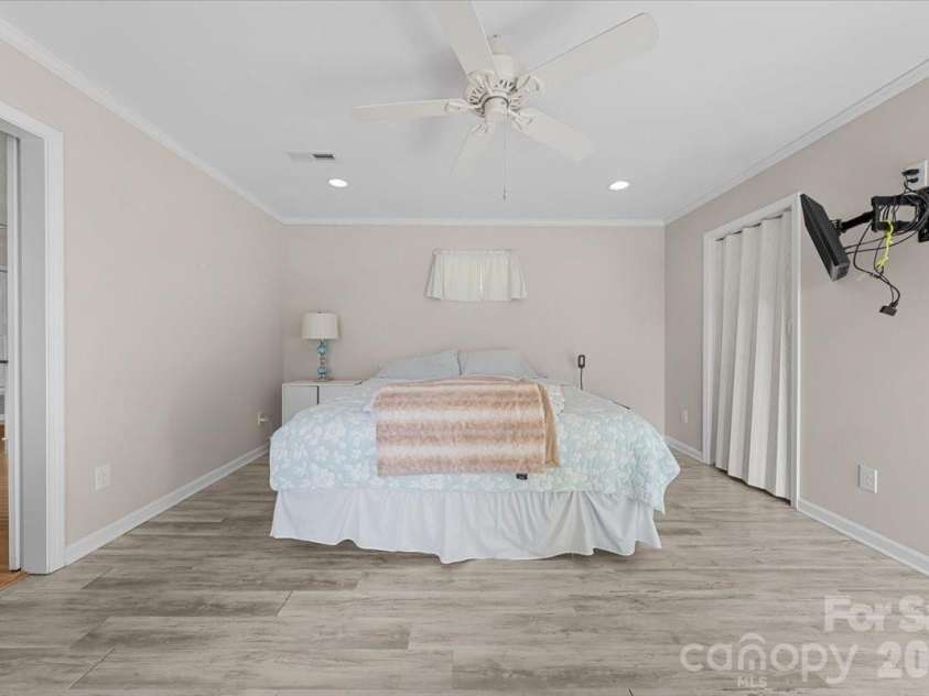 330 Hillview Drive, Lexington, NC 27292.  MLS# CAR4372333, YatesRealty ID 23479. 