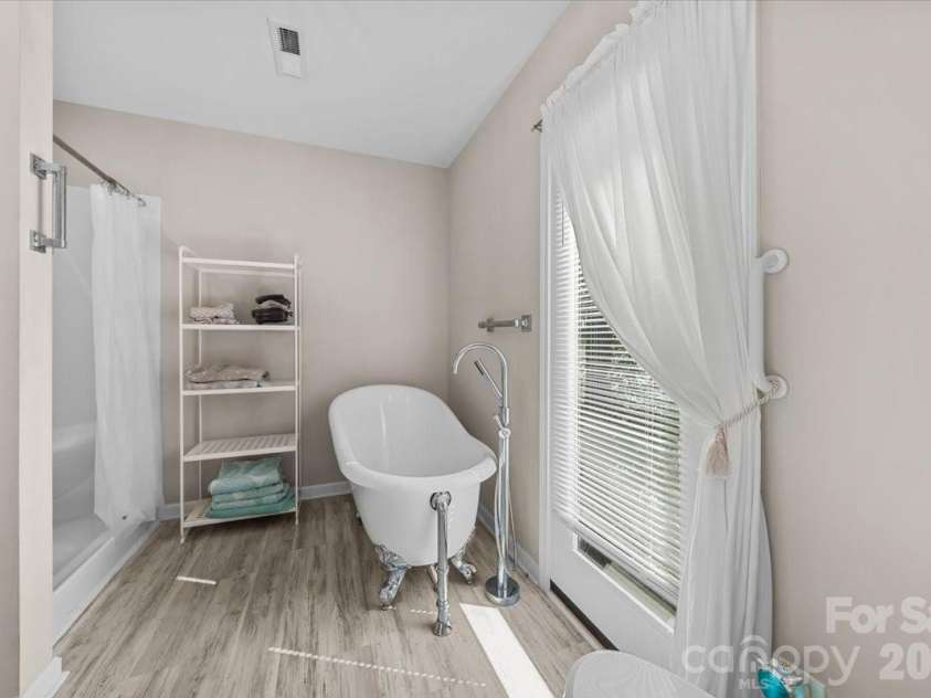 330 Hillview Drive, Lexington, NC 27292.  MLS# CAR4372333, YatesRealty ID 23479. 