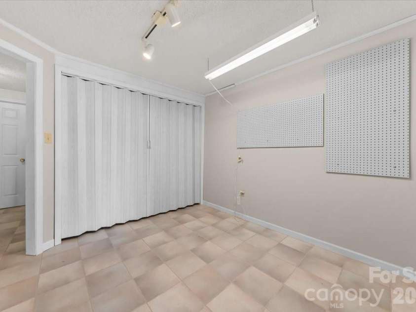 330 Hillview Drive, Lexington, NC 27292.  MLS# CAR4372333, YatesRealty ID 23479. 