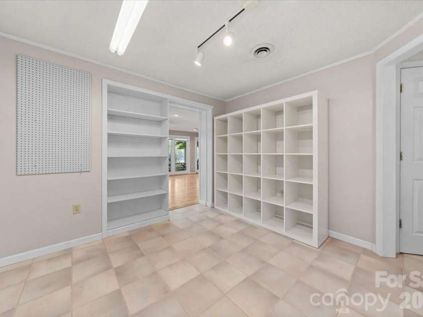 330 Hillview Drive, Lexington, NC 27292.  MLS# CAR4372333, YatesRealty ID 23479. 