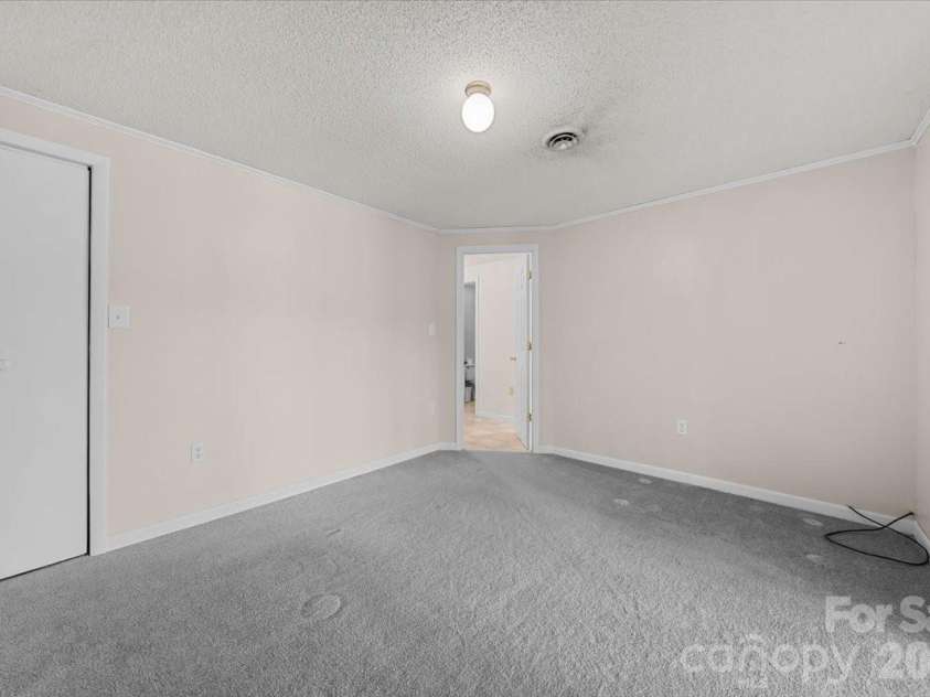 330 Hillview Drive, Lexington, NC 27292.  MLS# CAR4372333, YatesRealty ID 23479. 