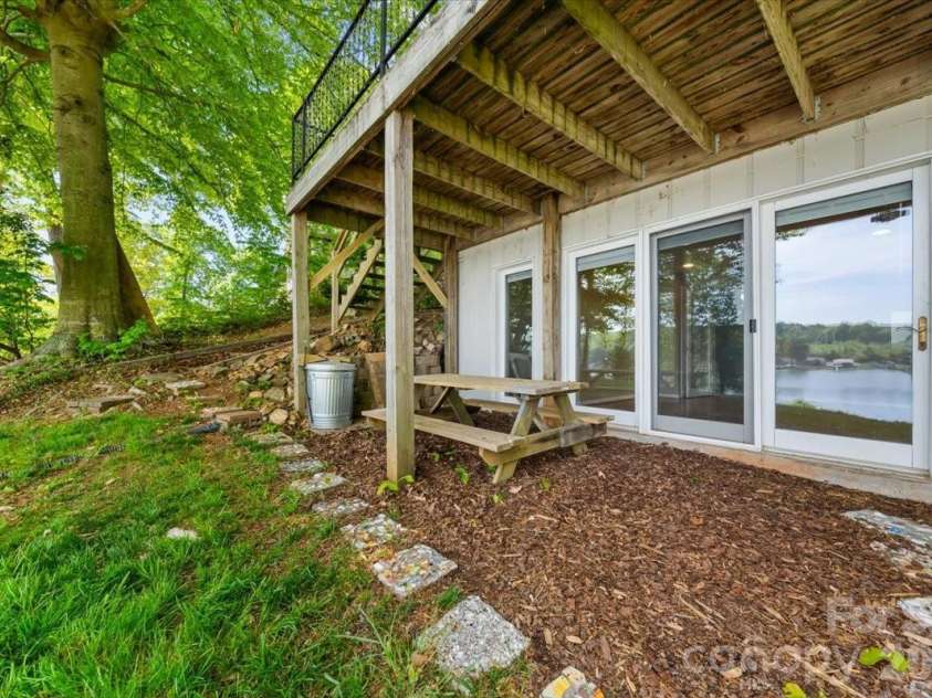 330 Hillview Drive, Lexington, NC 27292.  MLS# CAR4372333, YatesRealty ID 23479. 
