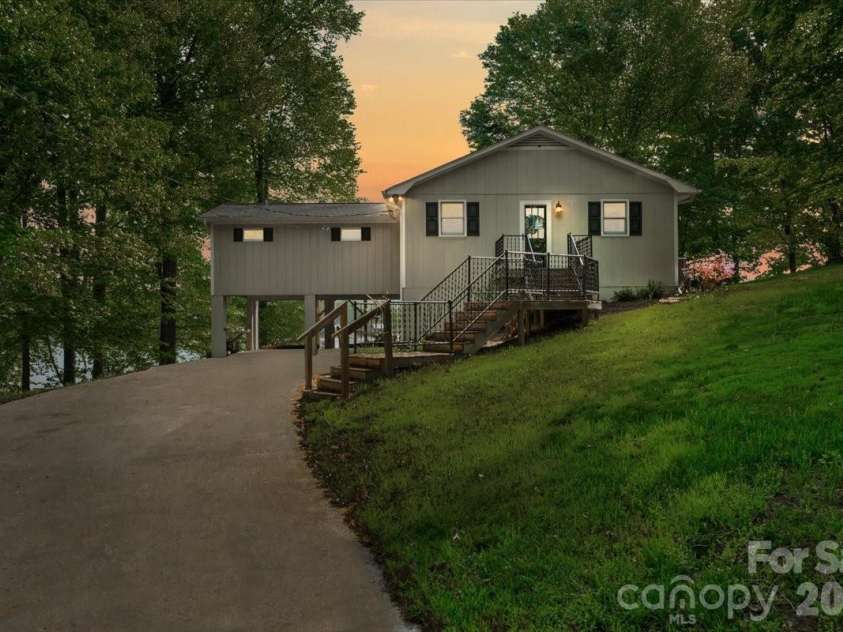 330 Hillview Drive, Lexington, NC 27292.  MLS# CAR4372333, YatesRealty ID 23479. 