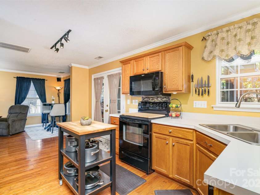 12421 Poplar Forest Drive, Charlotte, NC 28278.  MLS# CAR4232108, YatesRealty ID 2348. 