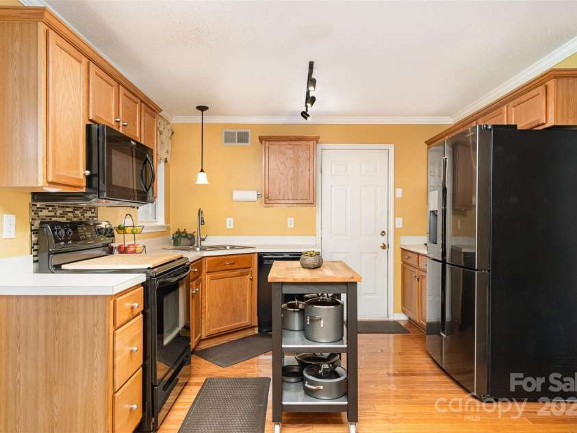 12421 Poplar Forest Drive, Charlotte, NC 28278.  MLS# CAR4232108, YatesRealty ID 2348. 