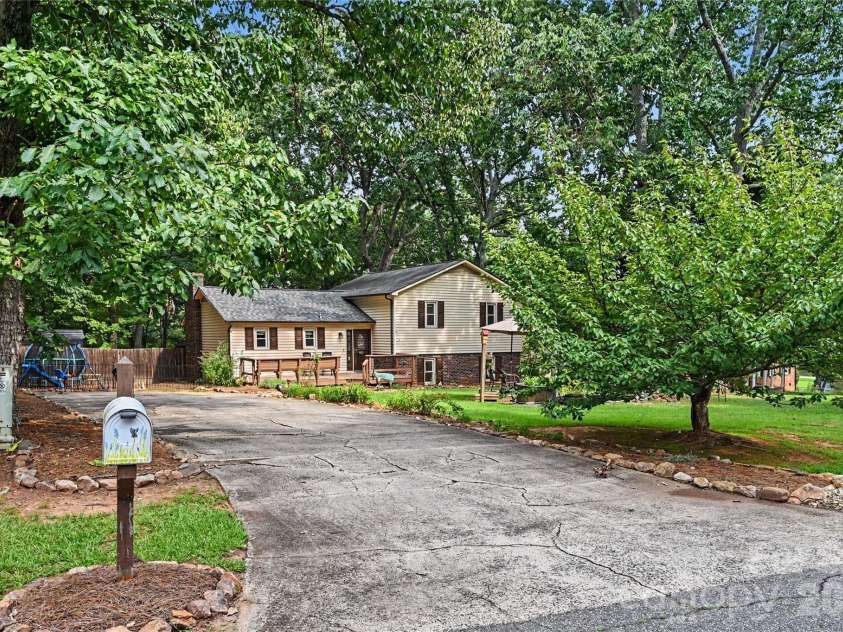 608 Hoyle Street, Lincolnton, NC 28092.  MLS# CAR4413256, YatesRealty ID 23481. 